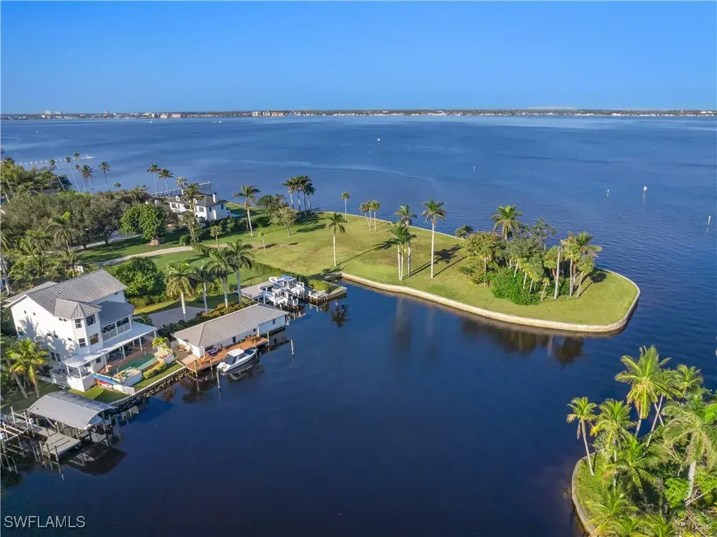 Picture of 901 Robalo Dr, Fort Myers, FL 33919