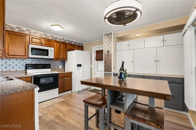 Picture of 788 Roses Ln, North Fort Myers FL 33917