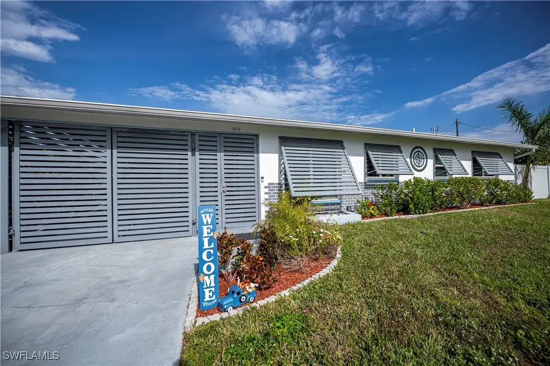 Picture of 909 Versailles Dr, Cape Coral, FL 33904