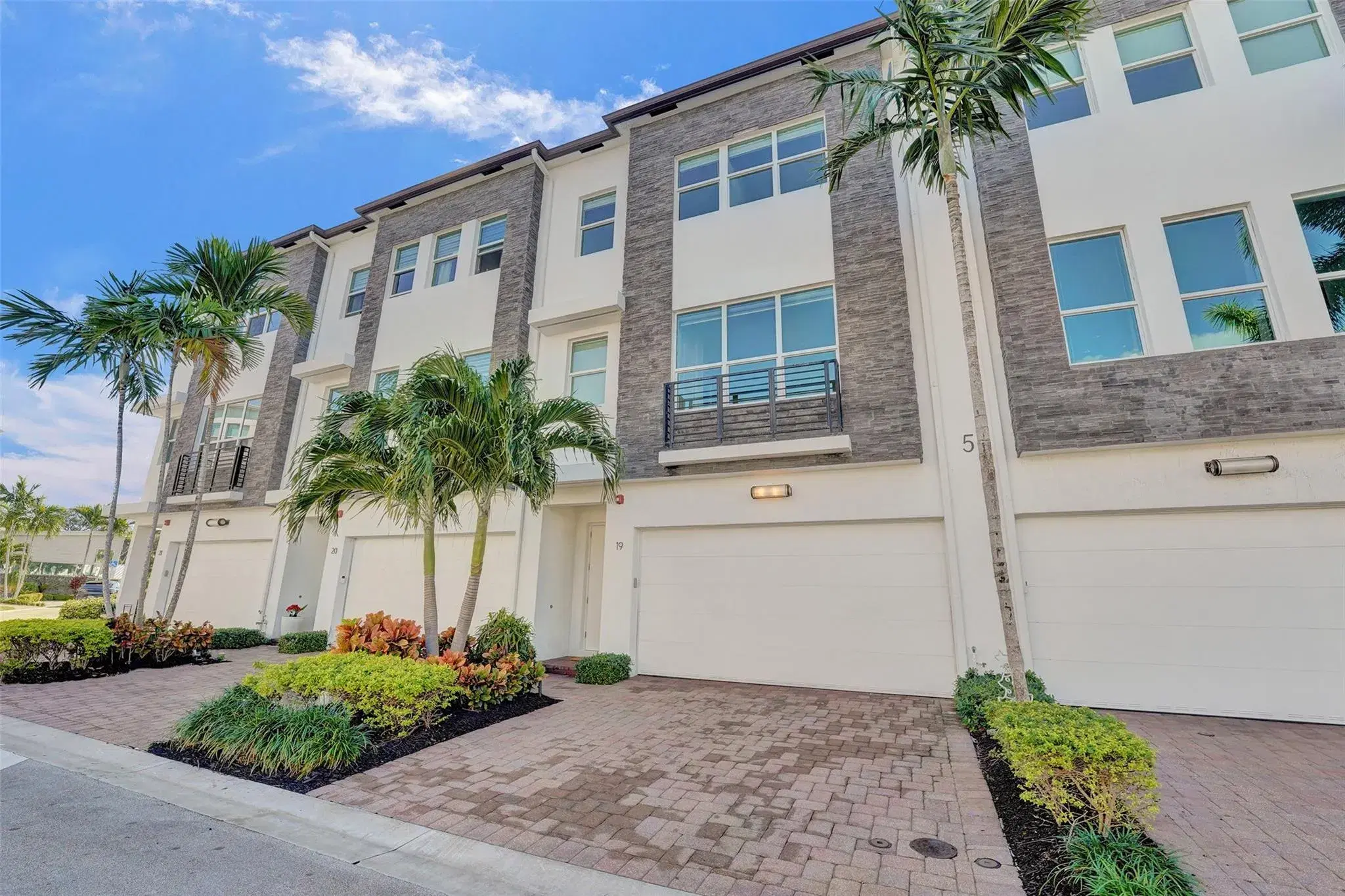Picture of 2900 NE 12Th Ter 19, Oakland Park, FL 33334