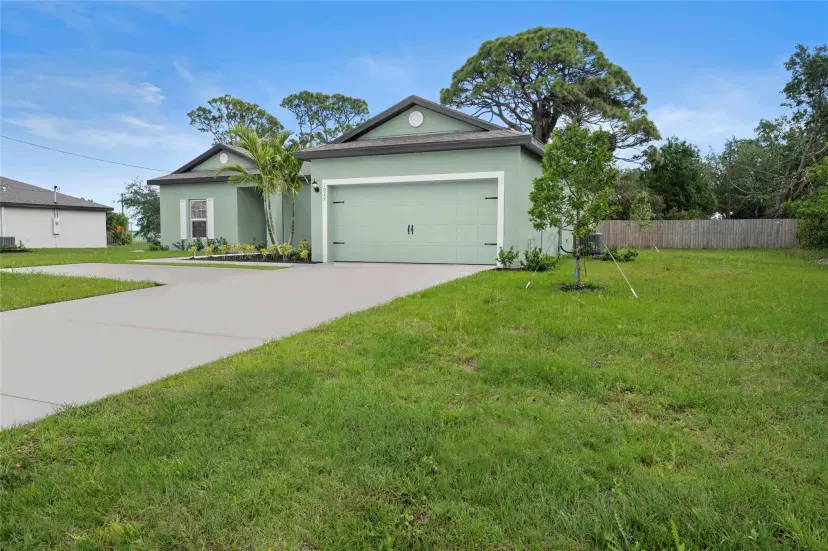Picture of 1027 SE Floresta Dr, Port St Lucie FL 34983