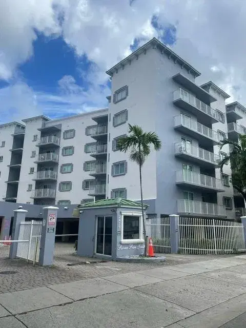 Picture of 2415 NW 16Th Street Rd 407-1, Miami, FL 33125
