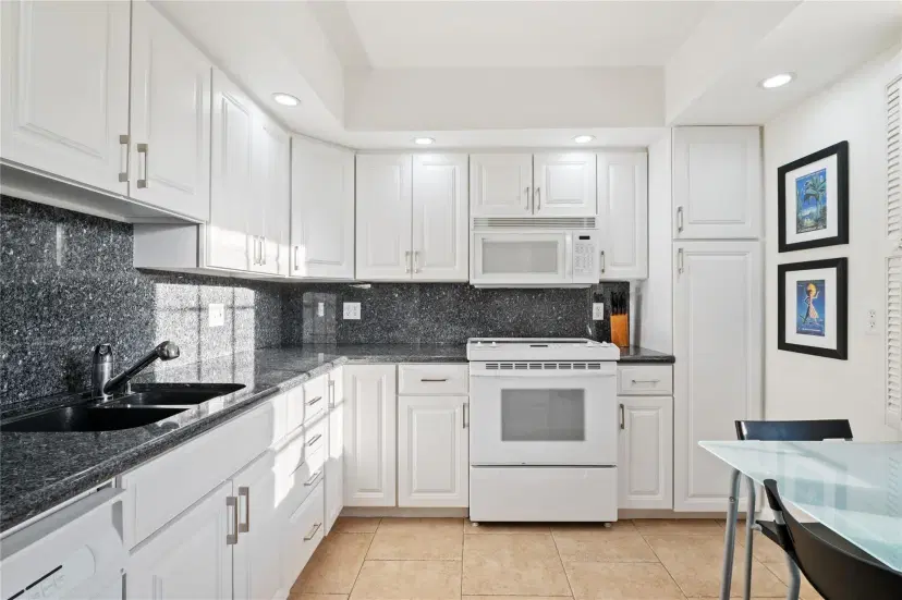 Picture of 3900 Oaks Clubhouse Dr 310, Pompano Beach FL 33069