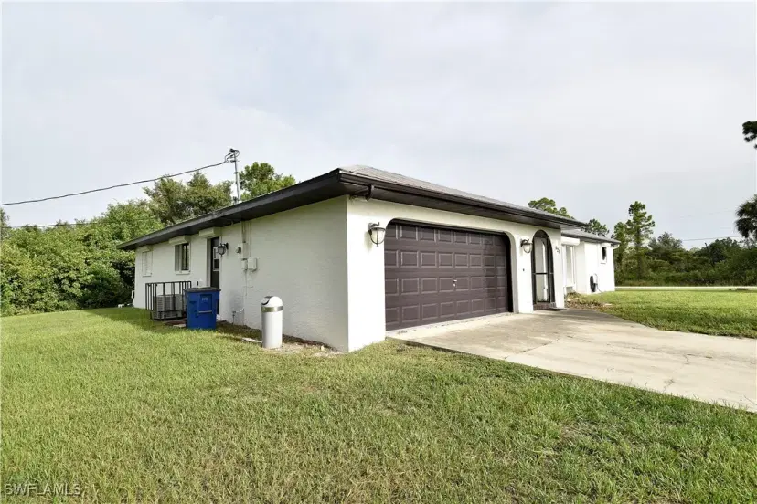 Picture of 621 Lake Ave, Lehigh Acres FL 33972