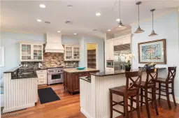 Picture of 645 Broad Ave S, Naples, FL 34102