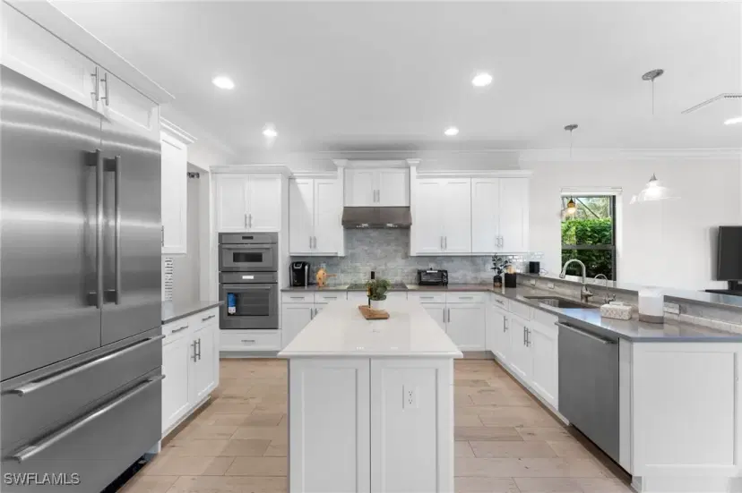 Picture of 13768 Luna Dr, Naples FL 34109