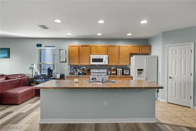 Picture of 10421 Canal Brook Ln, Lehigh Acres FL 33936