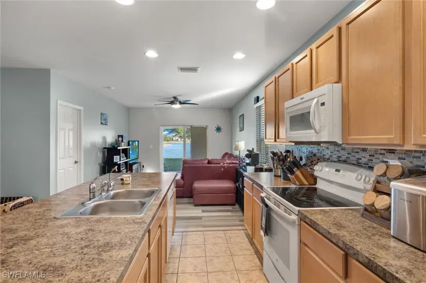 Picture of 10421 Canal Brook Ln, Lehigh Acres FL 33936