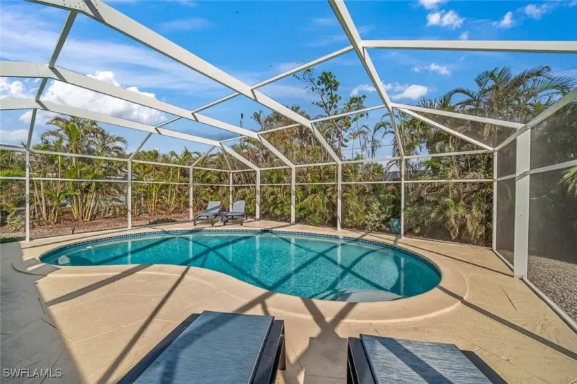 Picture of 554 E Rocks Dr, Sanibel FL 33957