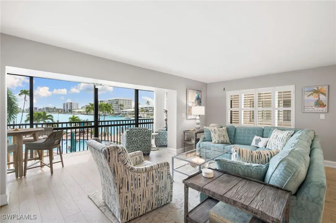 Picture of 222 Harbour Dr 207, Naples, FL 34103