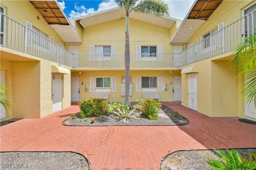 Picture of 8141 Country Rd 104, Fort Myers FL 33919