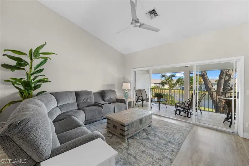 Picture of 13120 Castle Harbour Dr N4, Naples FL 34110