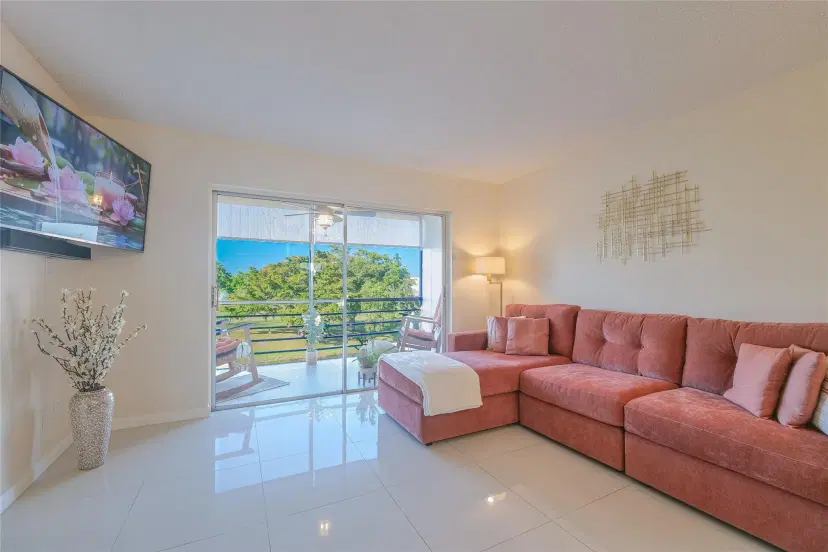Picture of 9181 Sunrise Lakes Blvd 303, Sunrise FL 33322