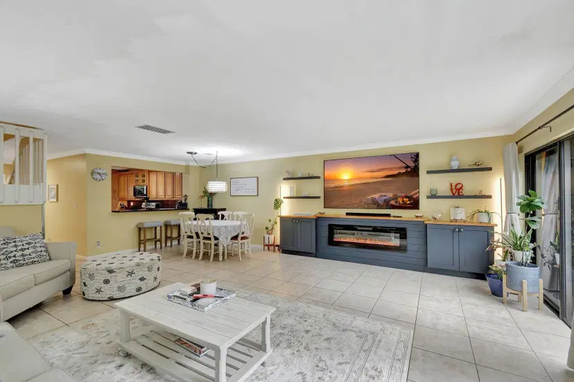 Picture of 1800 Embassy Dr 105, West Palm Beach FL 33401