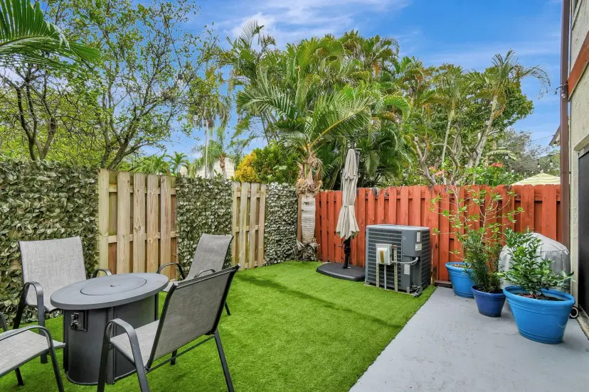 Picture of 1800 Embassy Dr 105, West Palm Beach FL 33401