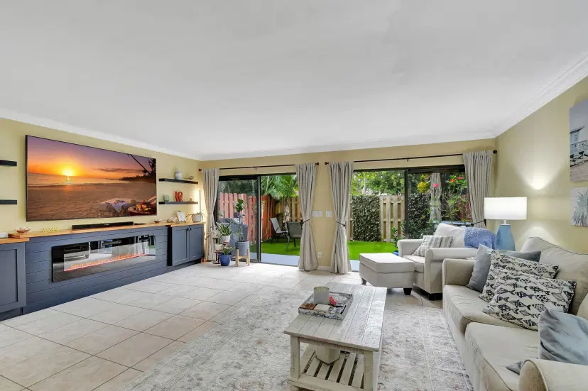 Picture of 1800 Embassy Dr 105, West Palm Beach FL 33401