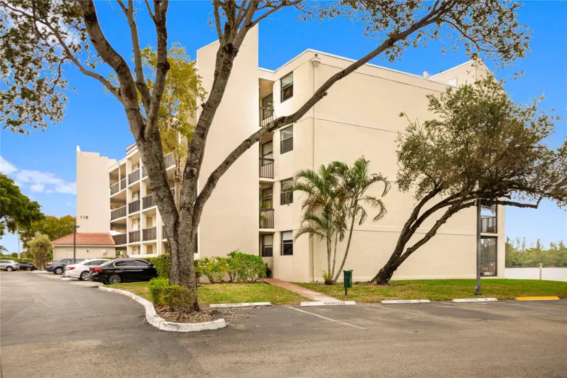 Picture of 118 Lake Emerald Dr 110, Oakland Park FL 33319