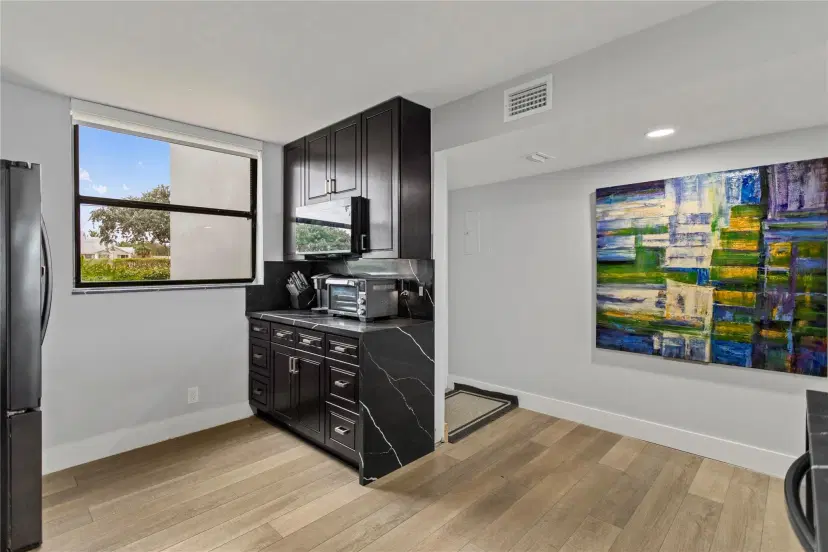 Picture of 118 Lake Emerald Dr 110, Oakland Park FL 33319