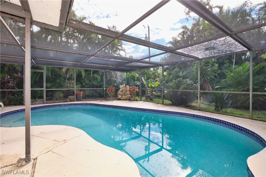 Picture of 612 SE 2Nd St, Cape Coral, FL 33990