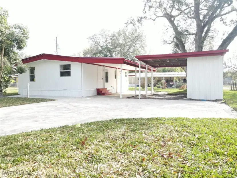 Picture of 597 Pinewood Dr, Labelle FL 33935