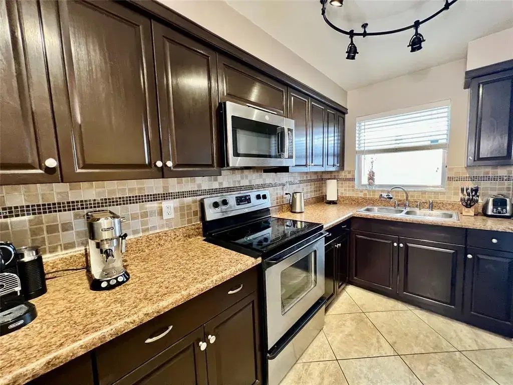 Picture of 160 NE 8Th Avenue 1B, Hallandale Beach, FL 33009