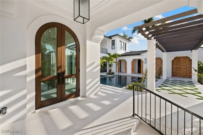 Picture of 330 Hawser Ln, Naples FL 34102