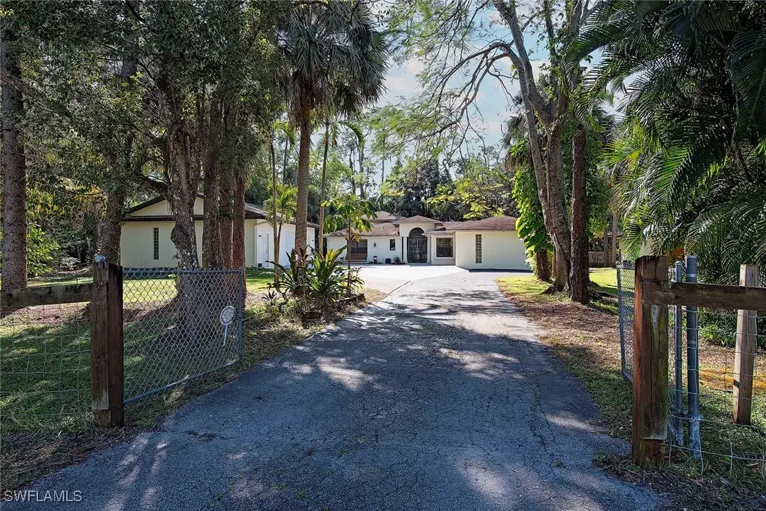 Picture of 5530 Palmetto Woods Dr, Naples, FL 34119