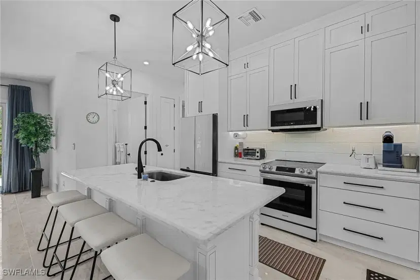 Picture of 2499 Pine St, Naples FL 34112