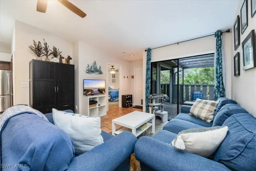 Picture of 1040 Oak Forest Dr 18-7, Naples FL 34104