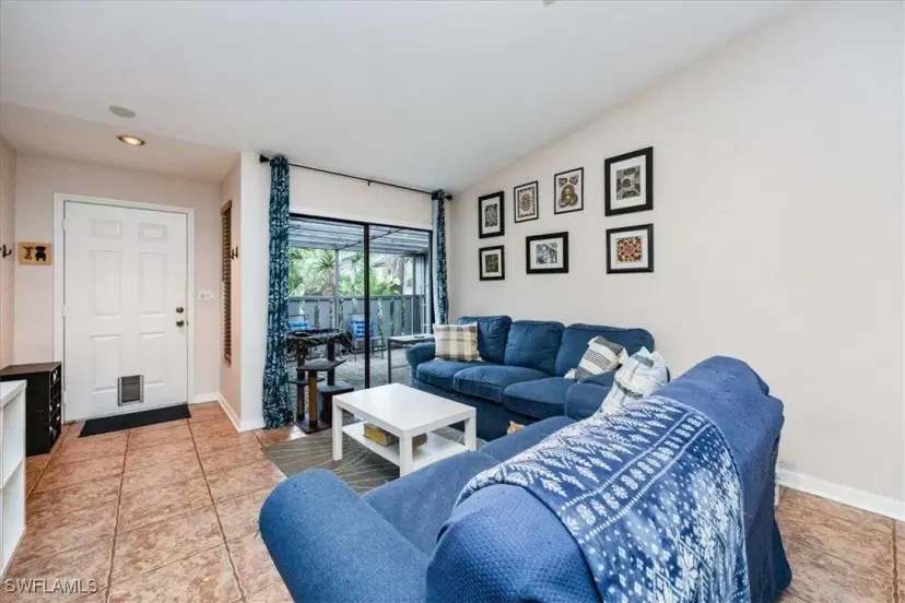 Picture of 1040 Oak Forest Dr 18-7, Naples FL 34104