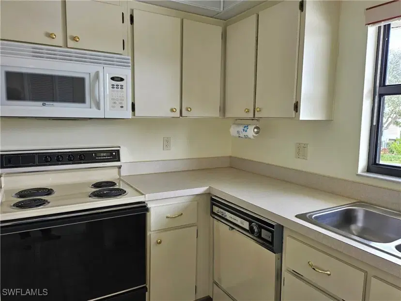 Picture of 1100 9Th St S F203, Naples FL 34102