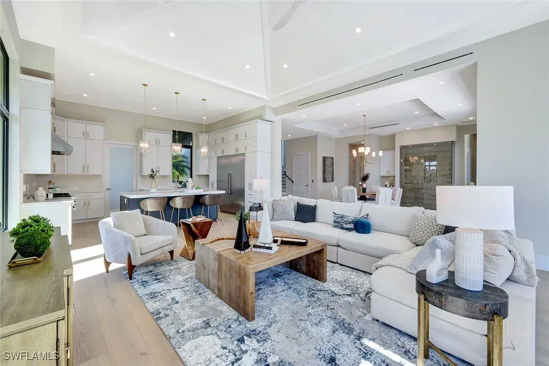 Picture of 10720 Vanderbilt Dr, Naples, FL 34108