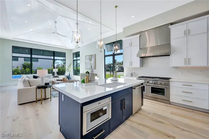 Picture of 10720 Vanderbilt Dr, Naples FL 34108