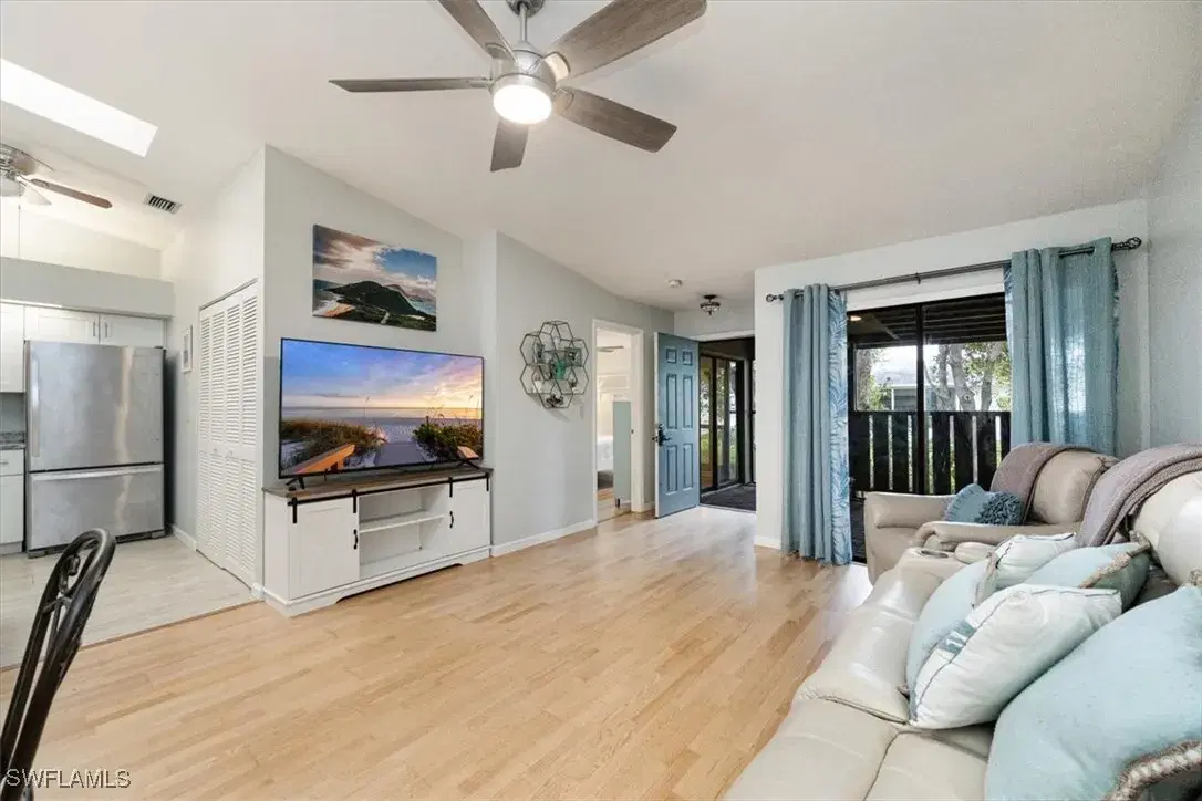 Picture of 1024 Oak Forest Dr 18-9, Naples, FL 34104
