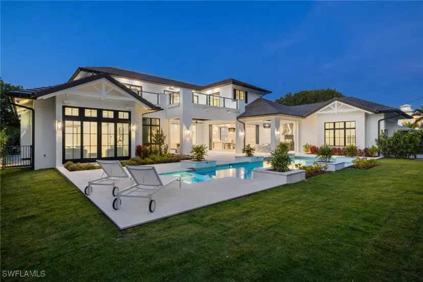 Picture of 460 2Nd Ave N, Naples FL 34102