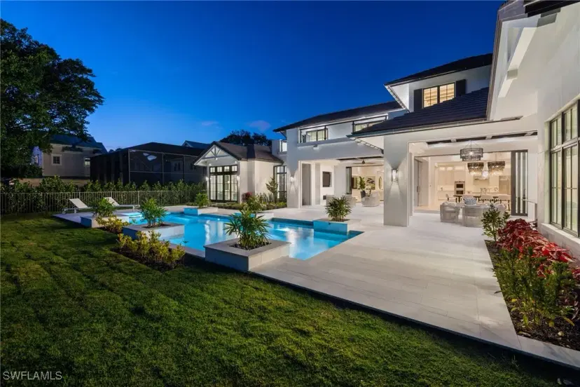 Picture of 460 2Nd Ave N, Naples FL 34102