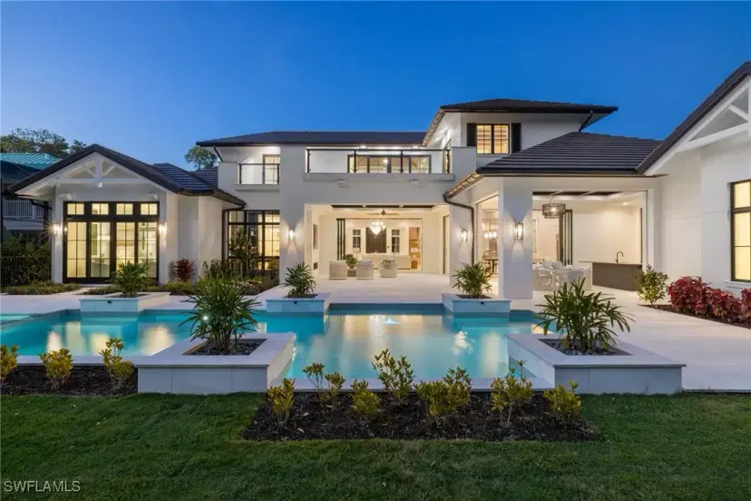 Picture of 460 2Nd Ave N, Naples FL 34102