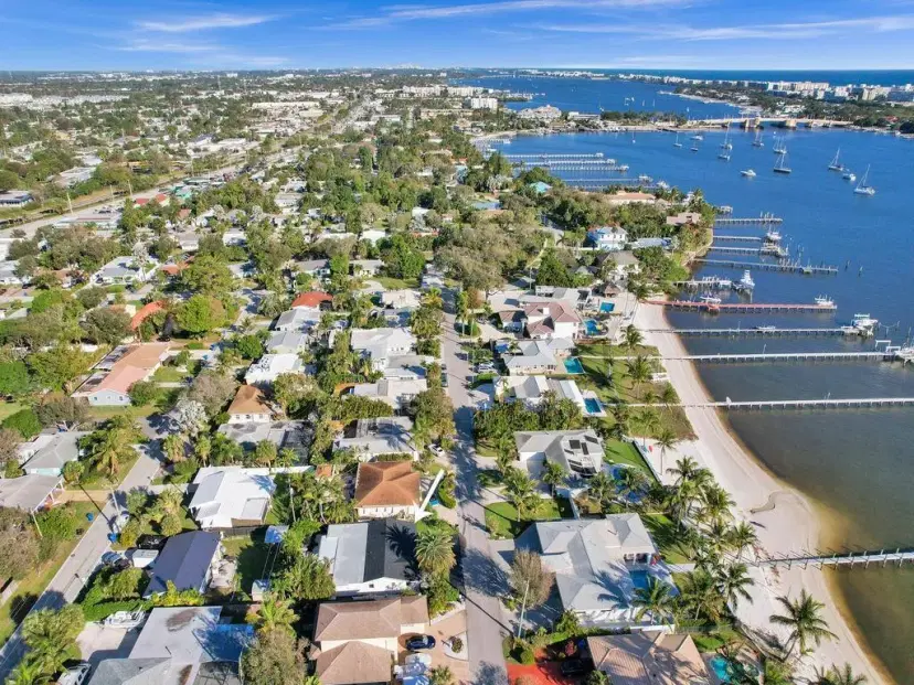 Picture of 913 S Lakeside Place, Lantana FL 33462