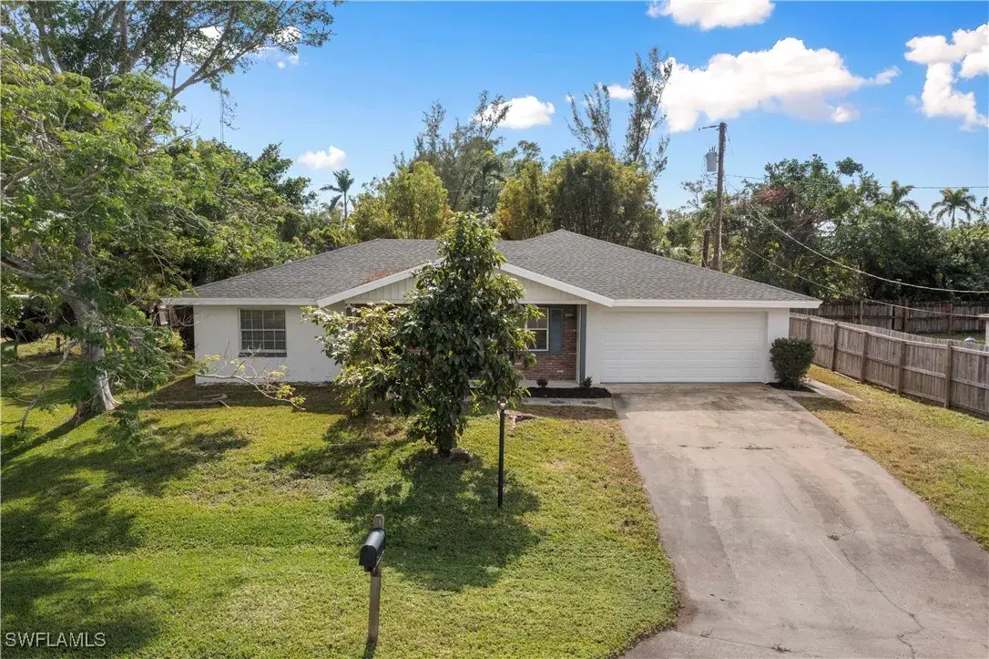 Picture of 930 Entrada Dr N, Fort Myers, FL 33919