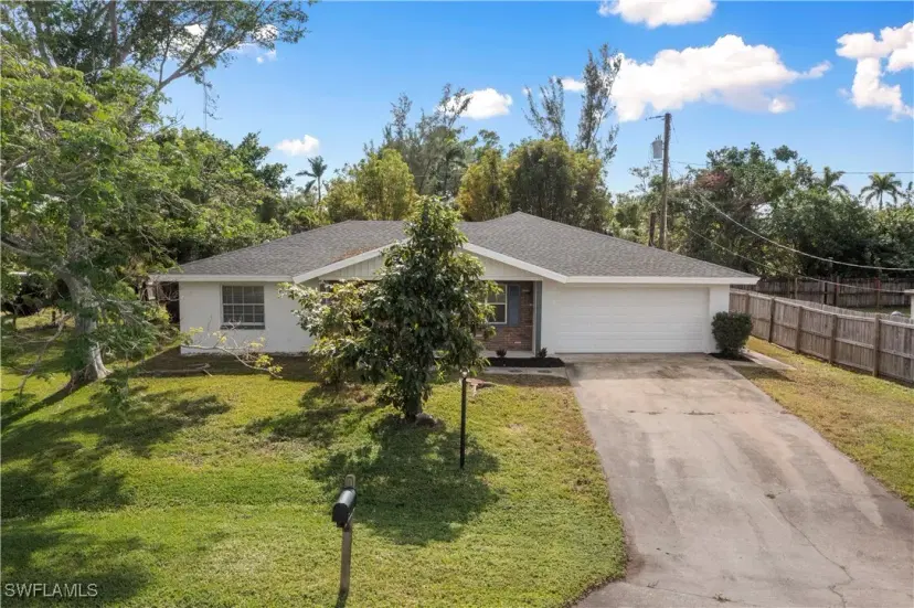 Picture of 930 Entrada Dr N, Fort Myers FL 33919