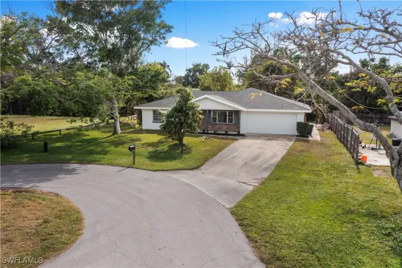 Picture of 930 Entrada Dr N, Fort Myers FL 33919