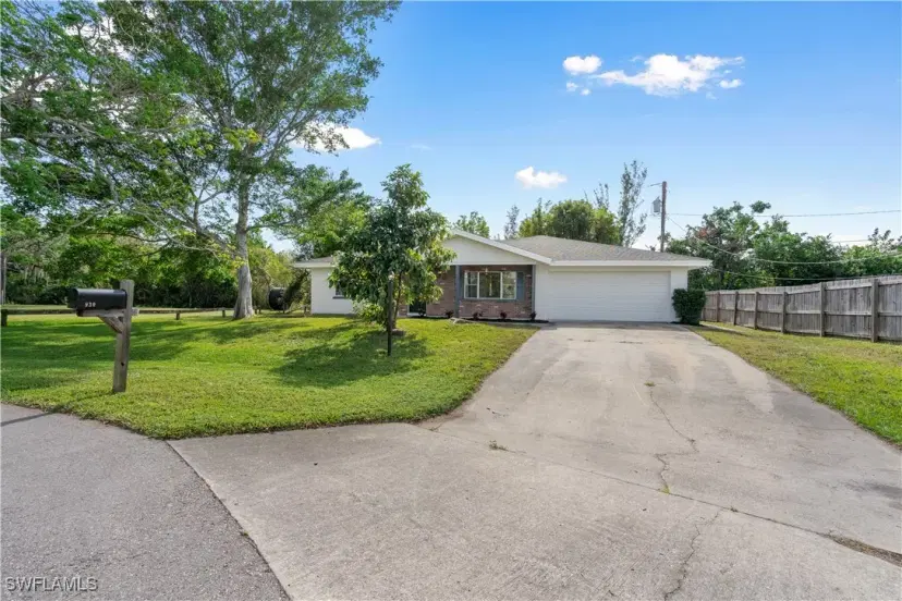 Picture of 930 Entrada Dr N, Fort Myers FL 33919