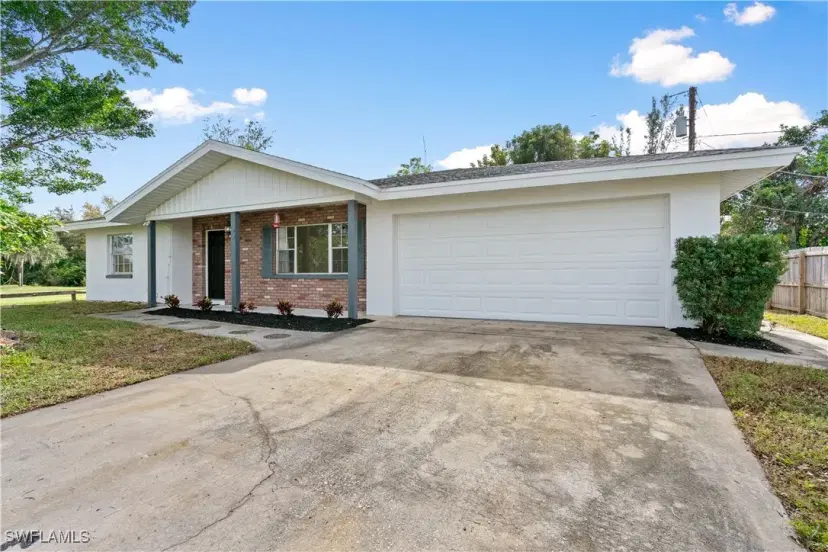 Picture of 930 Entrada Dr N, Fort Myers FL 33919