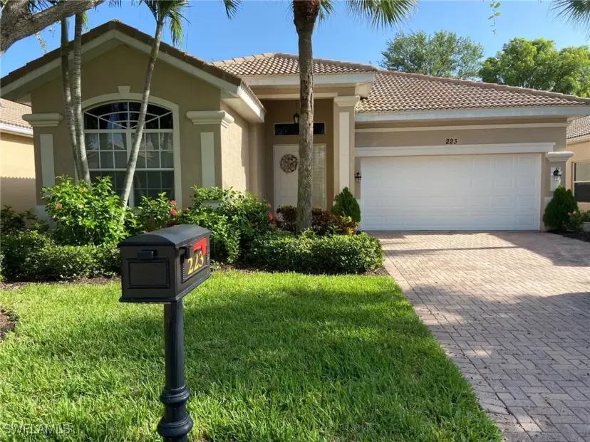Picture of 223 Glen Eagle Cir, Naples FL 34104