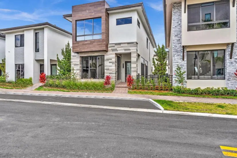 Picture of 8013 NW 42 Street, Doral FL 33166