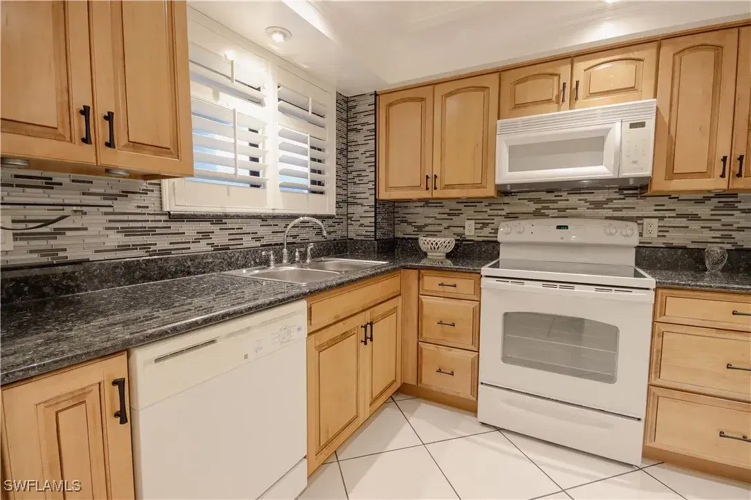 Picture of 2121 Collier Ave 406, Fort Myers, FL 33901