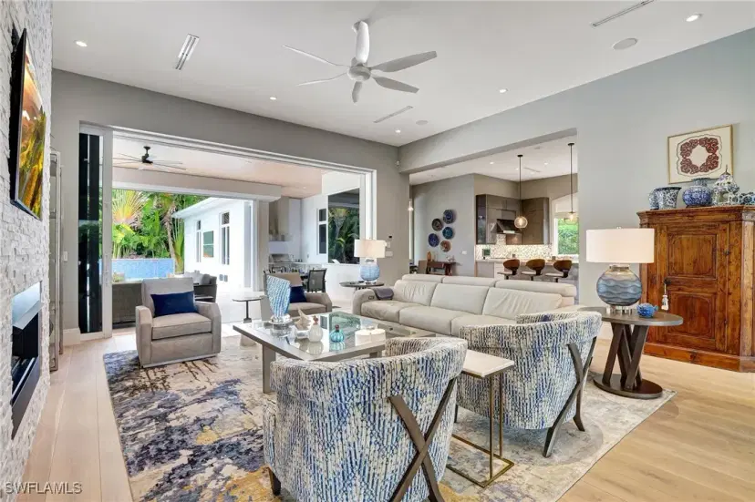 Picture of 725 Harbour Dr, Naples FL 34103