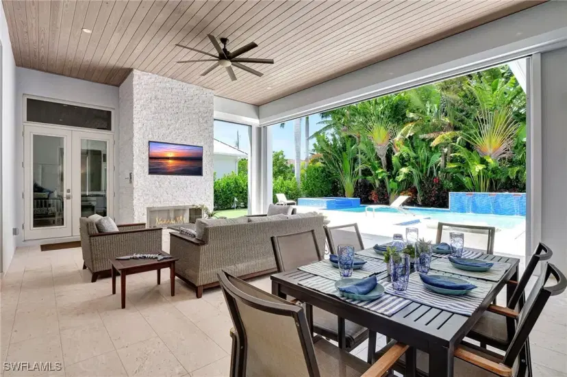 Picture of 725 Harbour Dr, Naples FL 34103