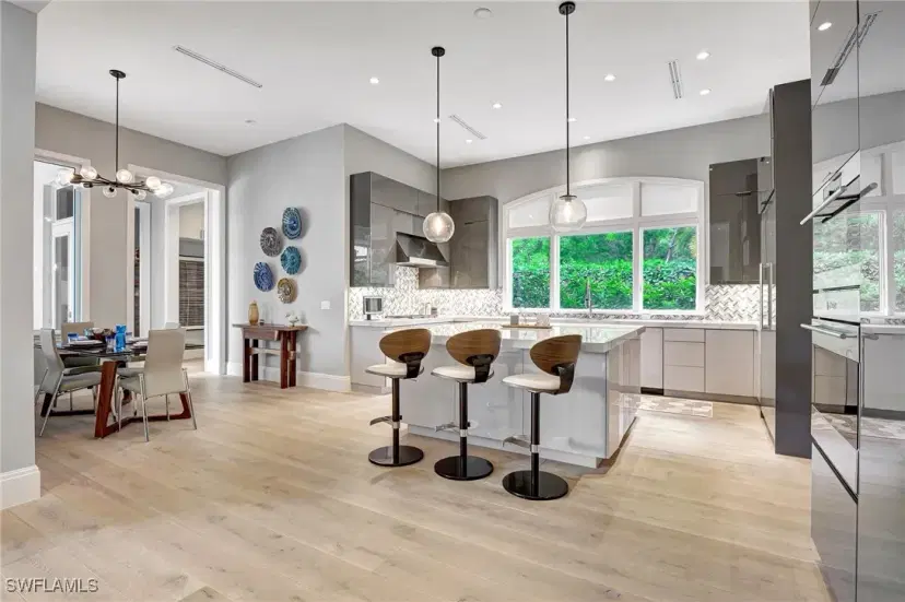 Picture of 725 Harbour Dr, Naples FL 34103