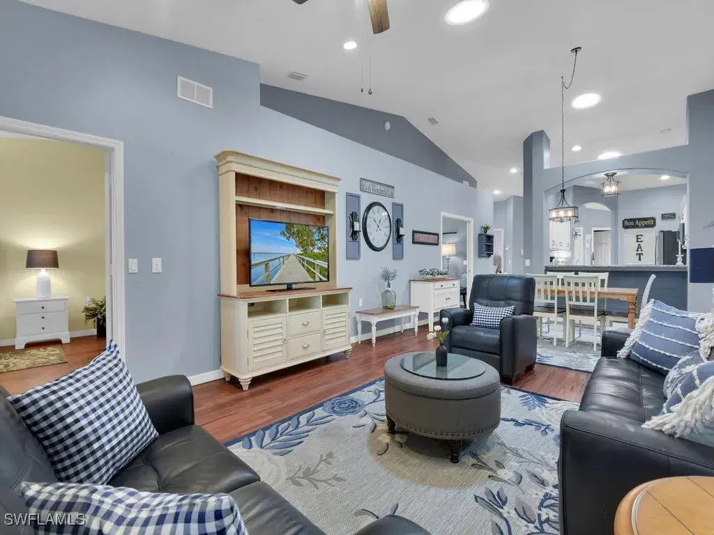 Picture of 6188 Mandalay Cir 4, Naples, FL 34112
